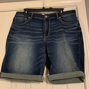 Buckle Gabby Bermuda short size 32